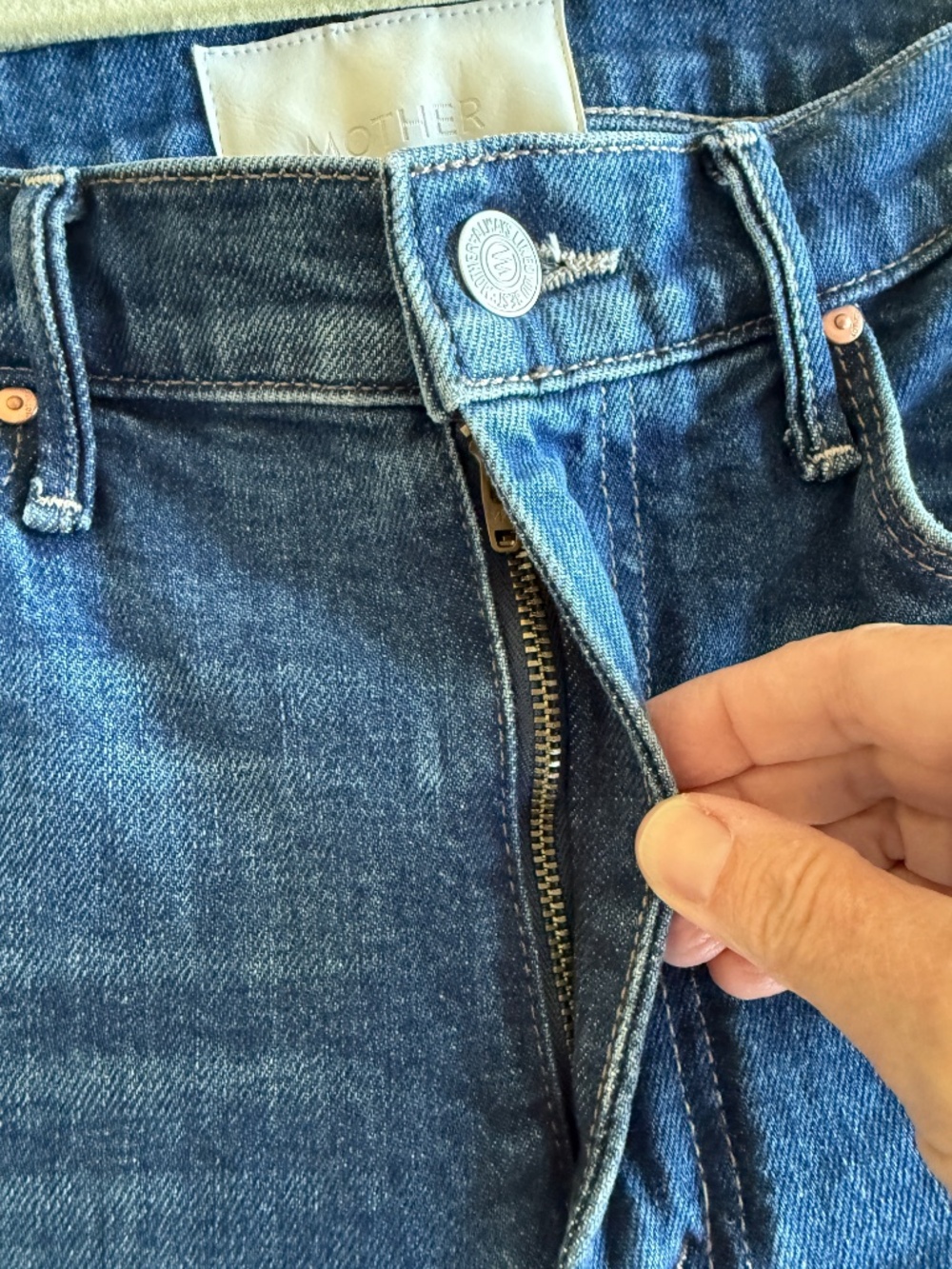 MOTHER Weekender Skimp Mid-Rise Flare Jeans 26 - Picture 6 of 9